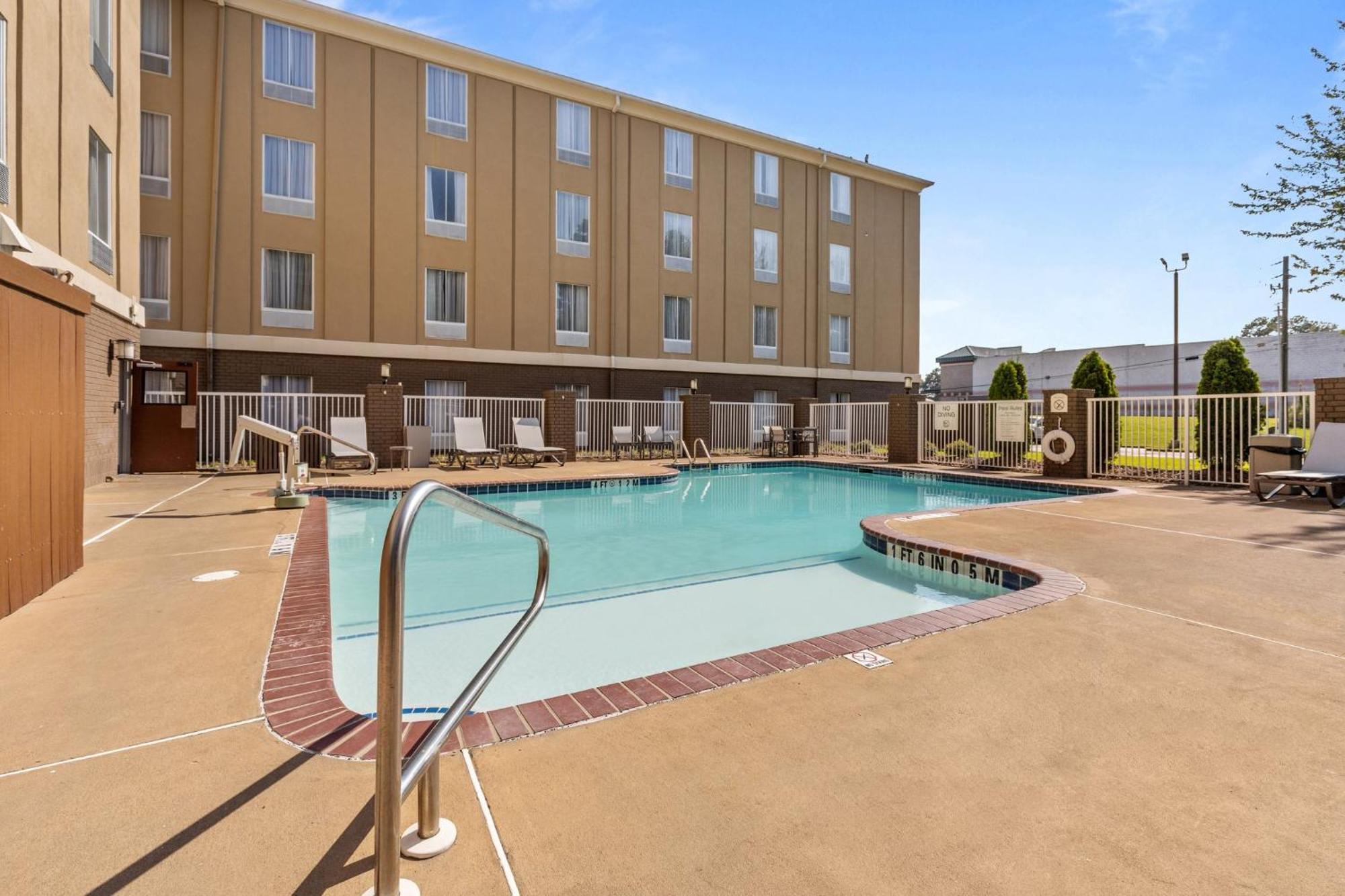 Holiday Inn Express Hotel & Suites Starkville, An Ihg Hotel Екстер'єр фото